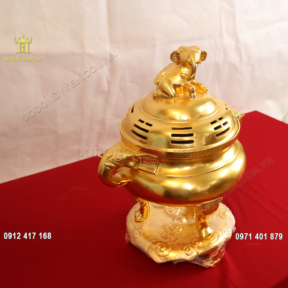 Theo phong thủy, việc đốt trầm trong đỉnh đồng giúp xua đuổi tà khí, giúp gia tăng sự hòa thuận, hiếu thảo và tài lộc cho gia chủ